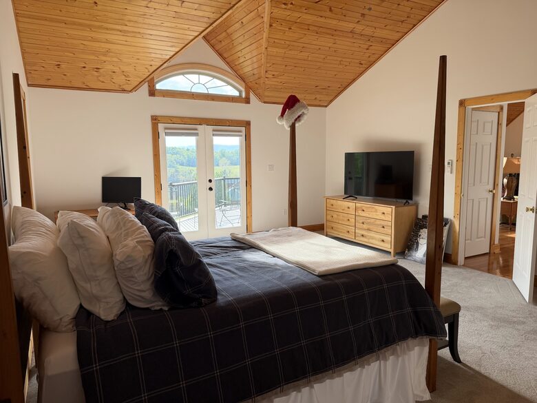 Shenandoah Valley Log Retreat with Mountain Views - Bentonville, Virginia