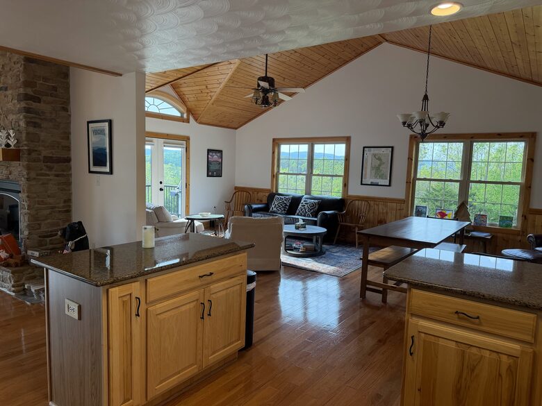 Shenandoah Valley Log Retreat with Mountain Views - Bentonville, Virginia