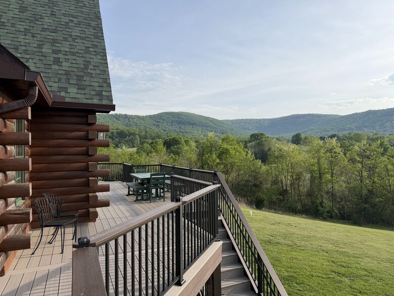 Shenandoah Valley Log Retreat with Mountain Views - Bentonville, Virginia