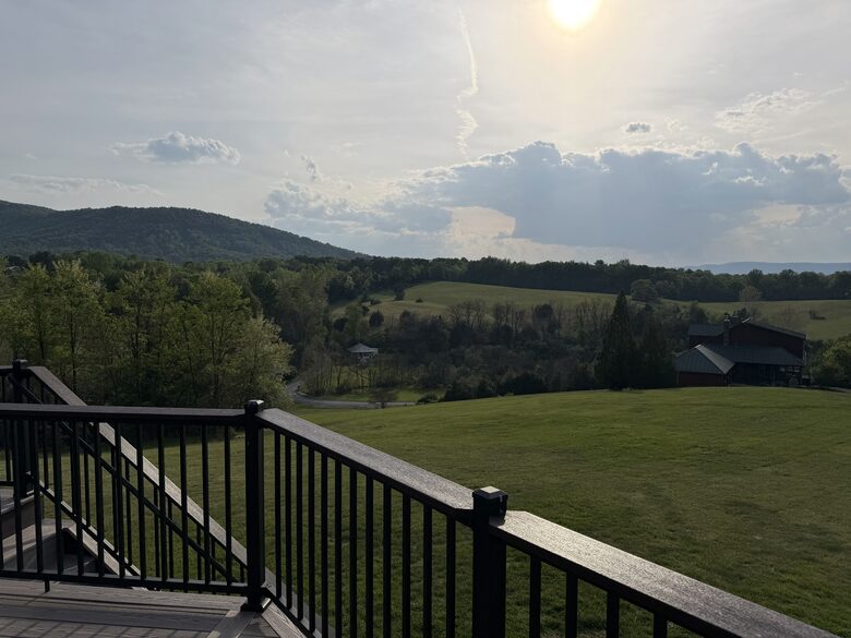 Shenandoah Valley Log Retreat with Mountain Views - Bentonville, Virginia