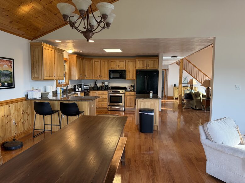 Shenandoah Valley Log Retreat with Mountain Views - Bentonville, Virginia