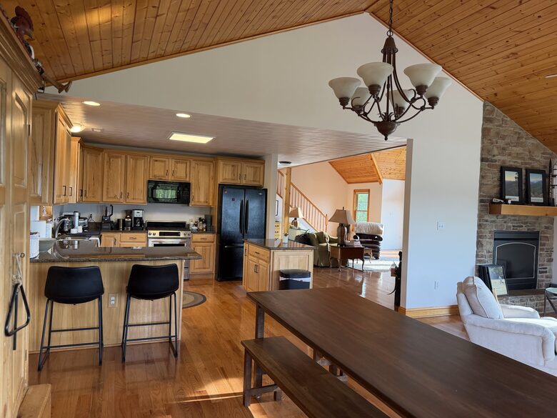 Shenandoah Valley Log Retreat with Mountain Views - Bentonville, Virginia