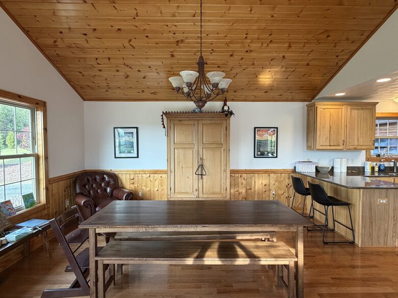 Shenandoah Valley Log Retreat with Mountain Views - Bentonville, Virginia