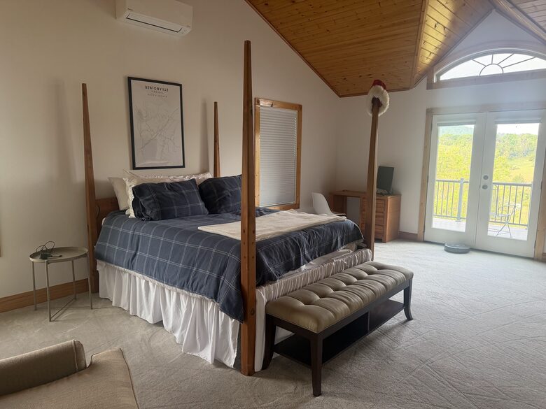 Shenandoah Valley Log Retreat with Mountain Views - Bentonville, Virginia