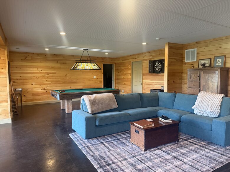 Shenandoah Valley Log Retreat with Mountain Views - Bentonville, Virginia