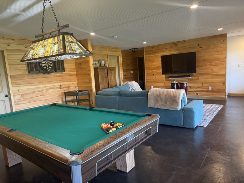 Shenandoah Valley Log Retreat with Mountain Views - Bentonville, Virginia