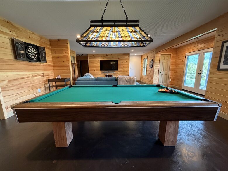 Shenandoah Valley Log Retreat with Mountain Views - Bentonville, Virginia