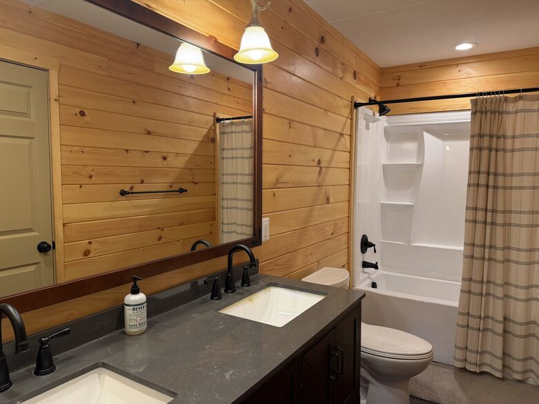 Shenandoah Valley Log Retreat with Mountain Views - Bentonville, Virginia