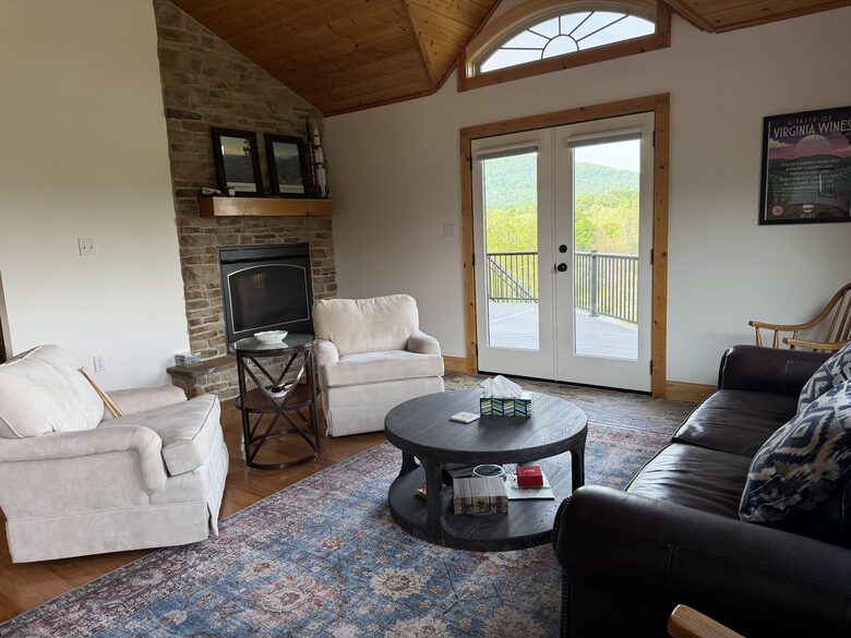 Shenandoah Valley Log Retreat with Mountain Views - Bentonville, Virginia