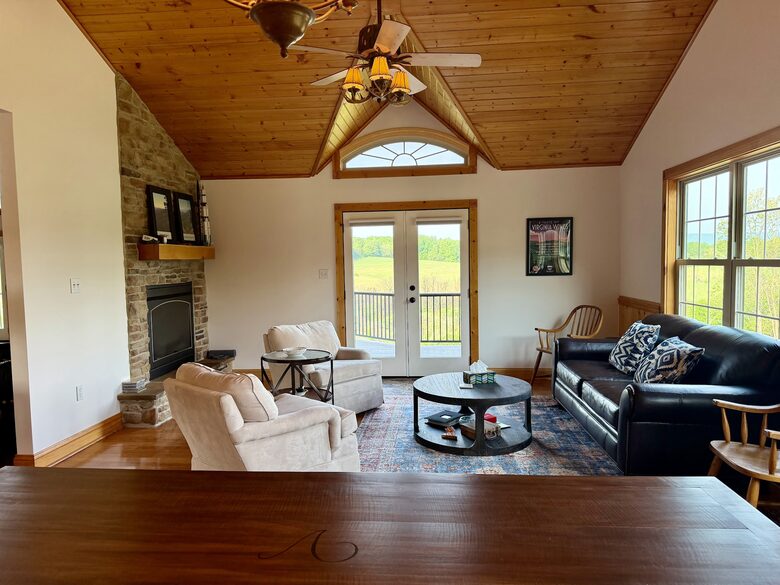 Shenandoah Valley Log Retreat with Mountain Views - Bentonville, Virginia