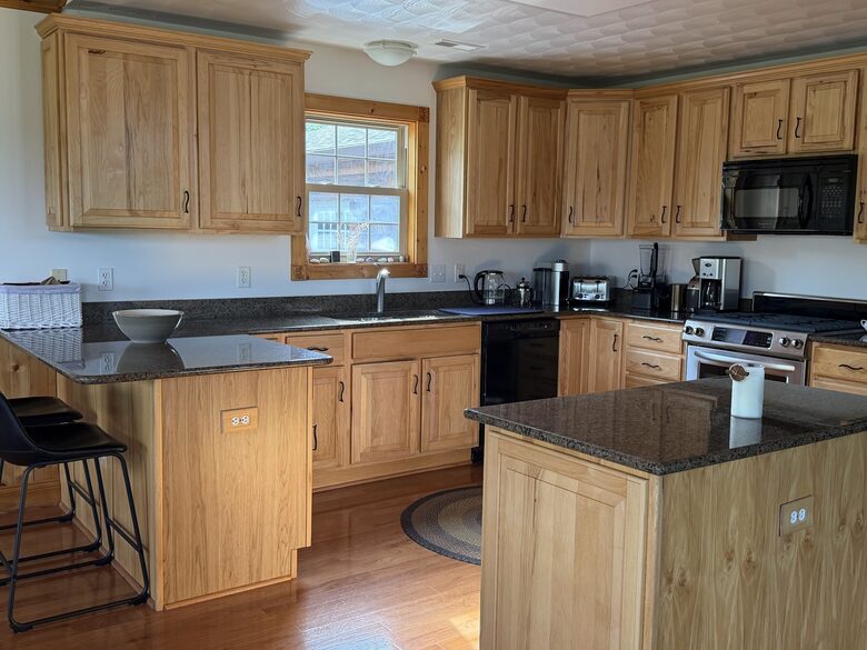 Shenandoah Valley Log Retreat with Mountain Views - Bentonville, Virginia