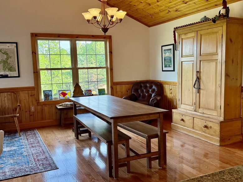 Shenandoah Valley Log Retreat with Mountain Views - Bentonville, Virginia