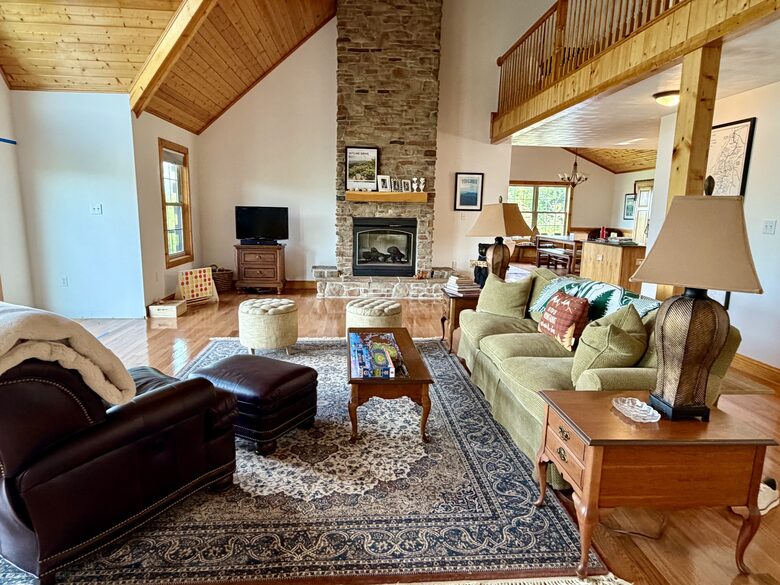 Shenandoah Valley Log Retreat with Mountain Views - Bentonville, Virginia