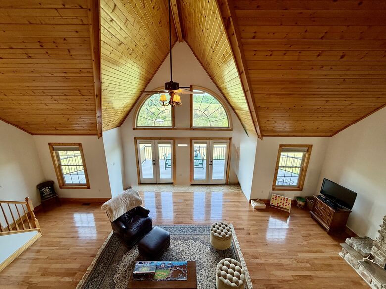 Shenandoah Valley Log Retreat with Mountain Views - Bentonville, Virginia