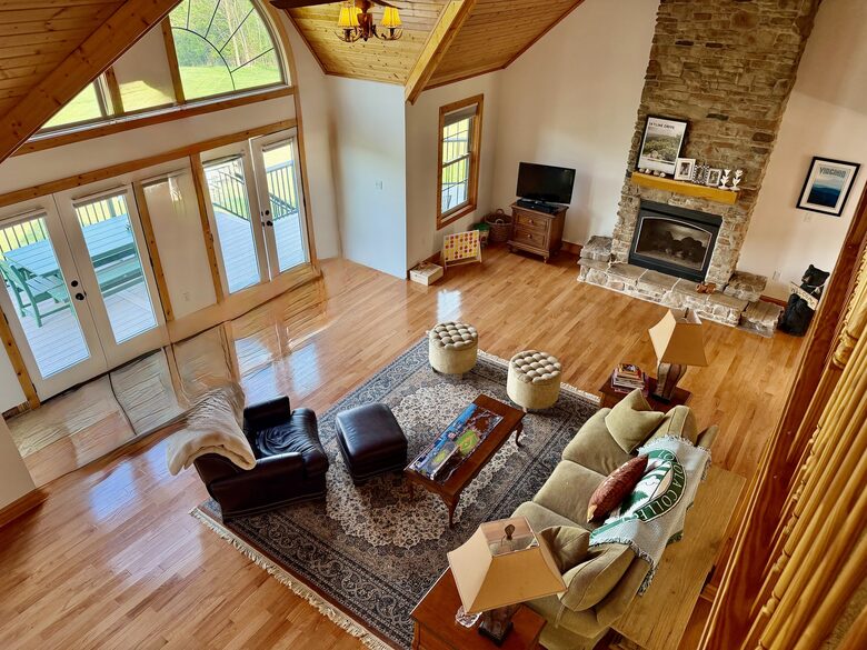 Shenandoah Valley Log Retreat with Mountain Views - Bentonville, Virginia