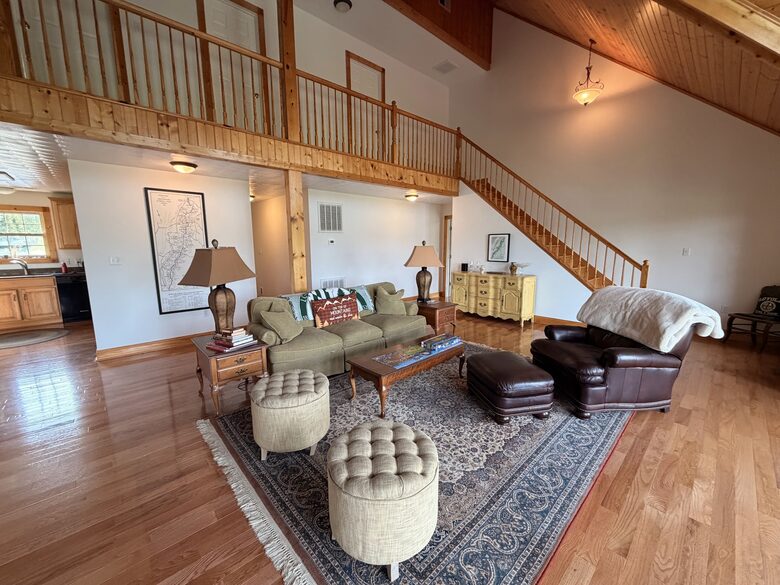 Shenandoah Valley Log Retreat with Mountain Views - Bentonville, Virginia
