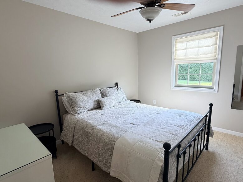 Shenandoah Valley Log Retreat with Mountain Views - Bentonville, Virginia
