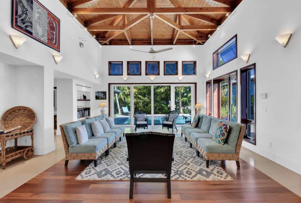 Elegant Waterfront Residence in Old Naples - Naples, Florida