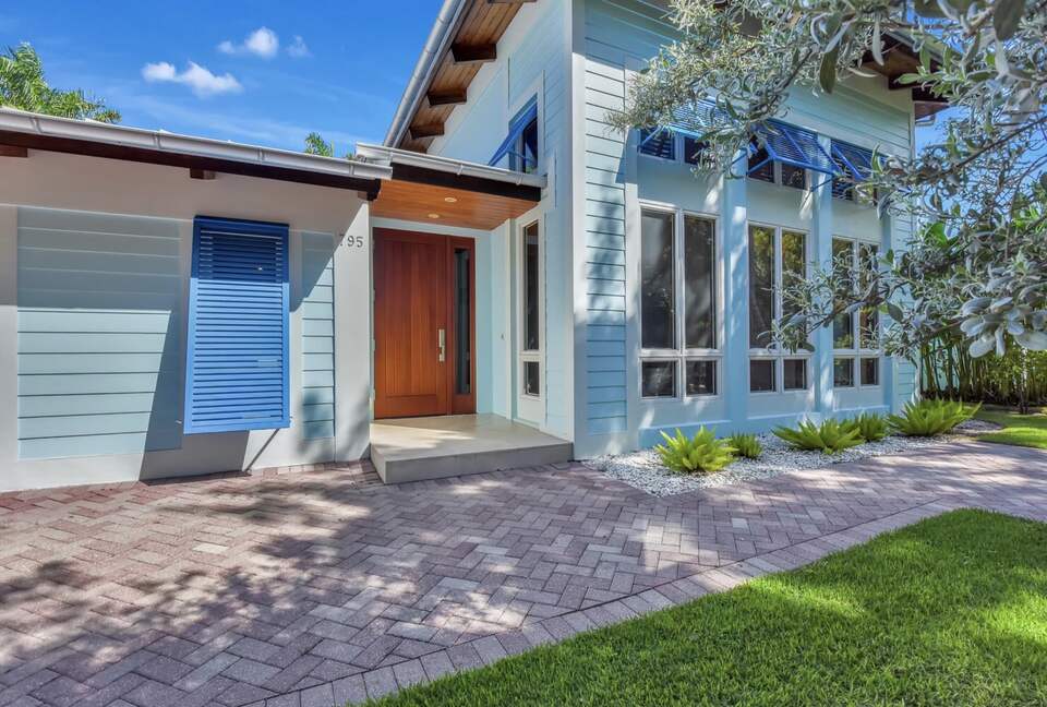 Elegant Waterfront Residence in Old Naples - Naples, Florida