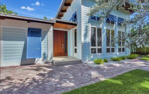 Elegant Waterfront Residence in Old Naples - Naples, Florida