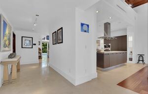 Elegant Waterfront Residence in Old Naples - Naples, Florida