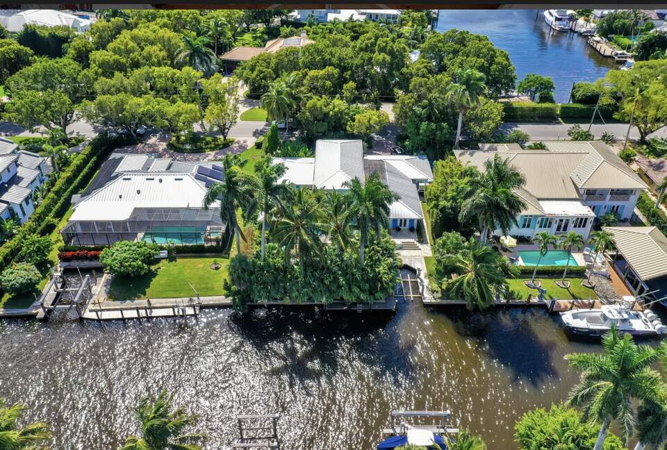 Elegant Waterfront Residence in Old Naples - Naples, Florida