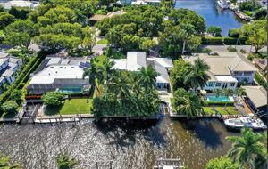 Elegant Waterfront Residence in Old Naples - Naples, Florida