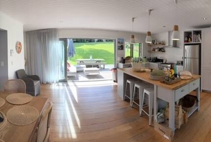 Contemporary Retreat Near Onetangi Beach - Waiheke Island, New Zealand