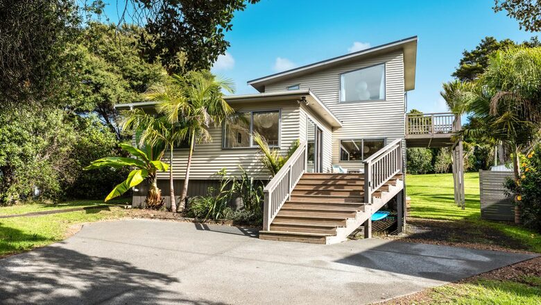Contemporary Retreat Near Onetangi Beach - Waiheke Island, New Zealand