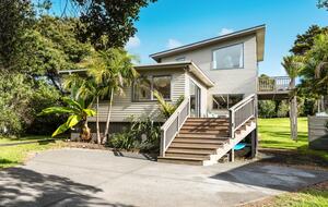 Contemporary Retreat Near Onetangi Beach - Waiheke Island, New Zealand