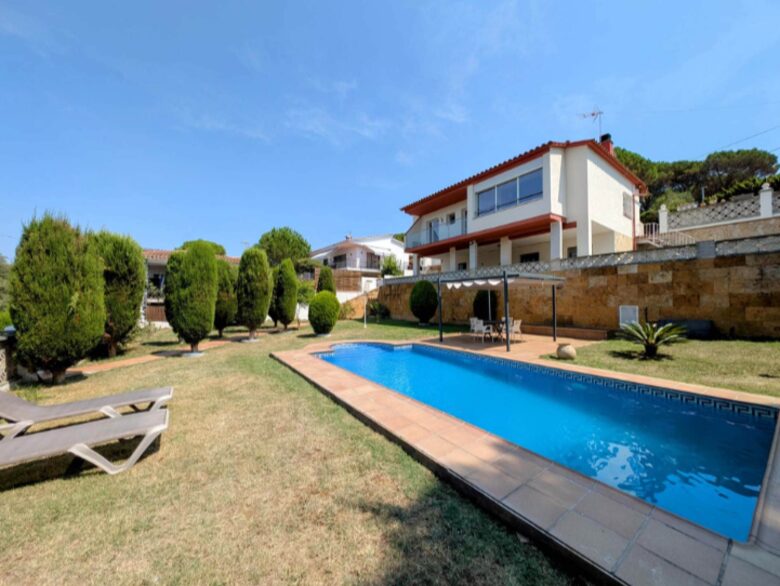 Villa mediterránea entre playas y la campiña catalana - Vidreres, España