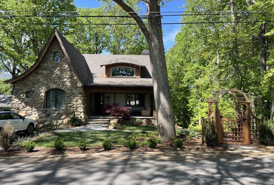 Contemporary Mountain Home Near Downtown Black Mountain - Black Mountain, North Carolina