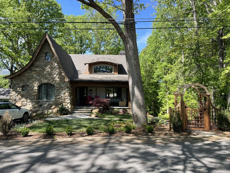 Contemporary Mountain Home Near Downtown Black Mountain - Black Mountain, North Carolina