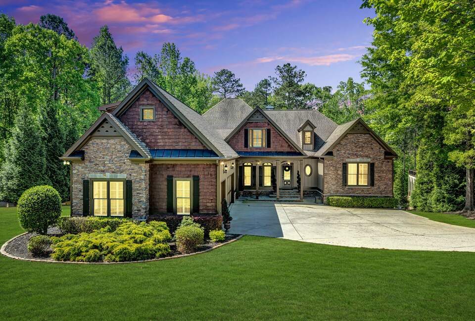 Family-Friendly Waterfront Retreat in Flowery Branch - Flowery Branch, Georgia