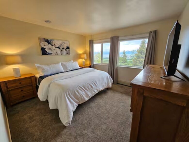 Spacious Alaska View Retreat with Private Studio - Homer, Alaska