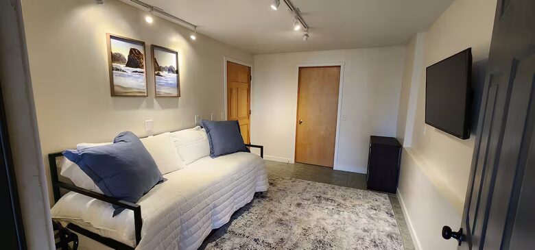 Spacious Alaska View Retreat with Private Studio - Homer, Alaska