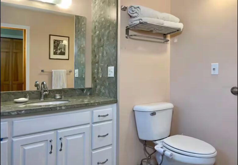 Spacious Alaska View Retreat with Private Studio - Homer, Alaska