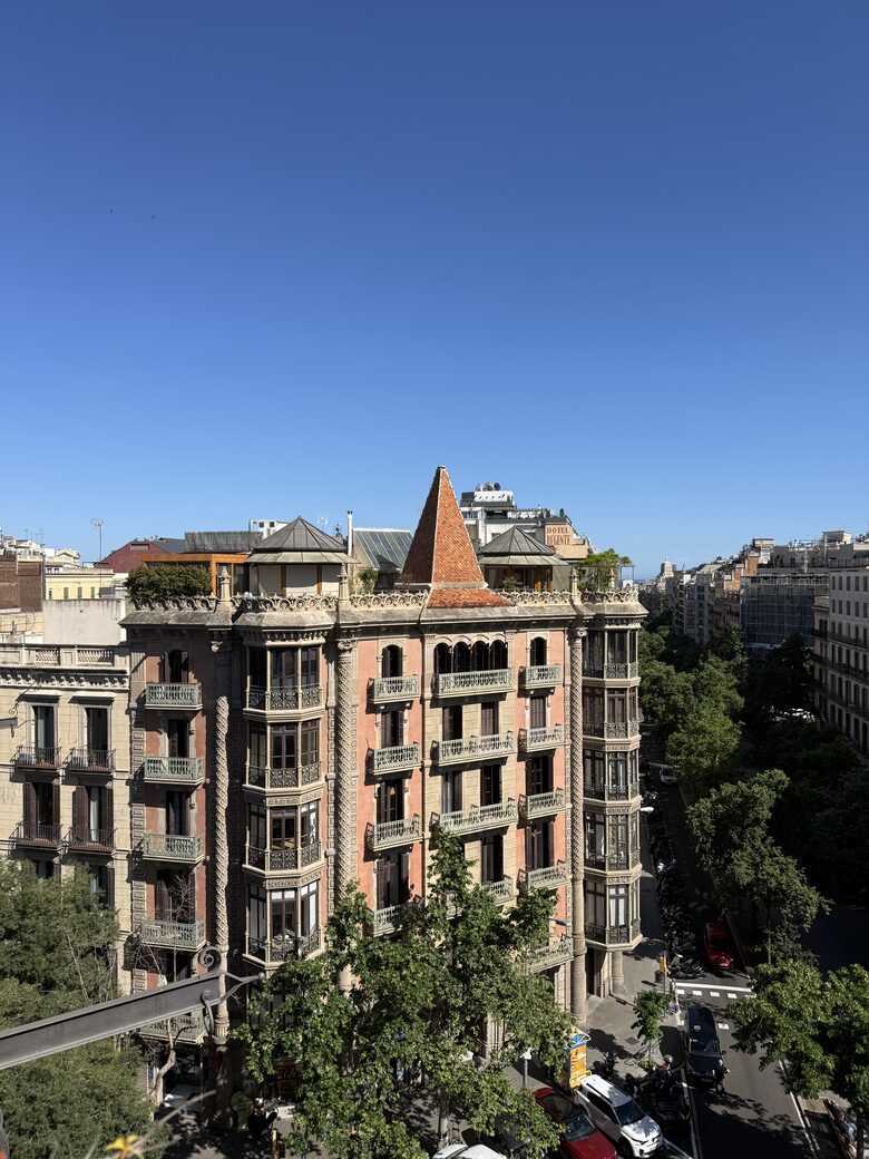 Rambla de Catalunya Elegance - Barcelona, Spain