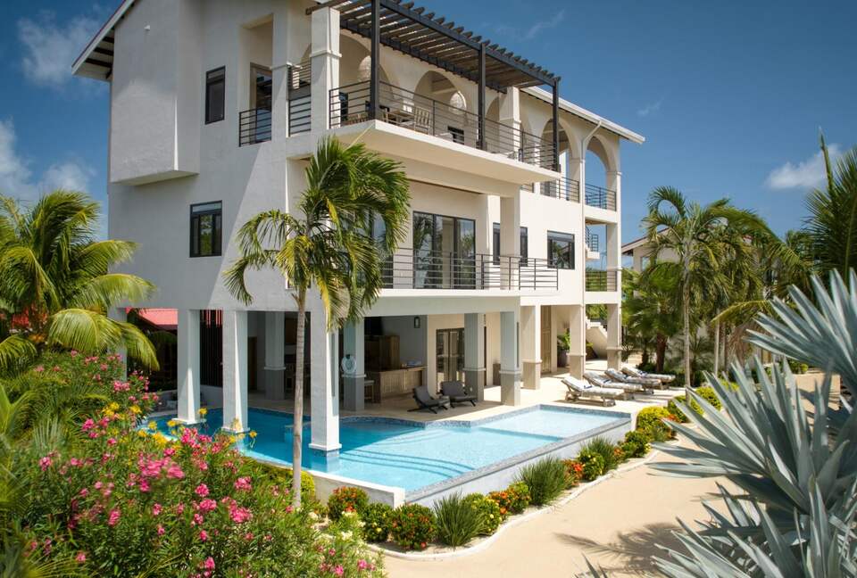 Villa Vaya Vista - 3 Story 4BR Waterfront Villa w/ Sunset Views - Maya Beach, Belize