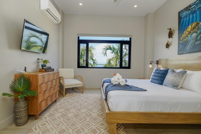 Villa Vaya Vista - 3 Story 4BR Waterfront Villa w/ Sunset Views - Maya Beach, Belize