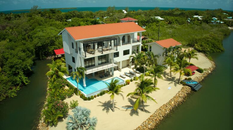 Villa Vaya Vista - 3 Story 4BR Waterfront Villa w/ Sunset Views - Maya Beach, Belize