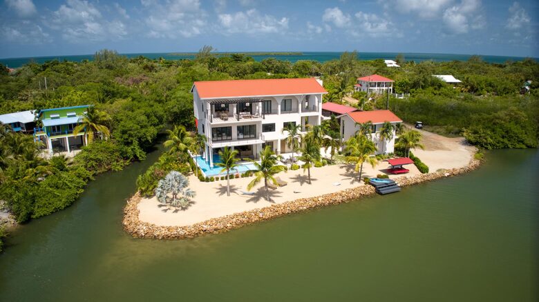 Villa Vaya Vista - 3 Story 4BR Waterfront Villa w/ Sunset Views - Maya Beach, Belize