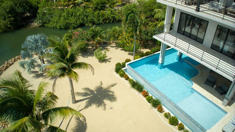 Villa Vaya Vista - 3 Story 4BR Waterfront Villa w/ Sunset Views - Maya Beach, Belize