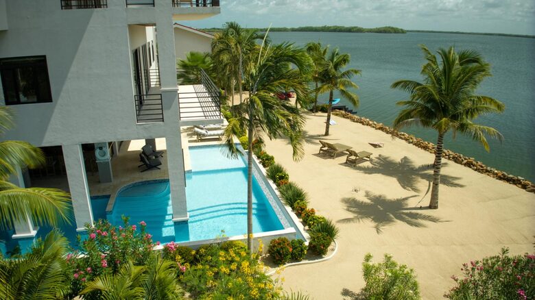 Villa Vaya Vista - 3 Story 4BR Waterfront Villa w/ Sunset Views - Maya Beach, Belize