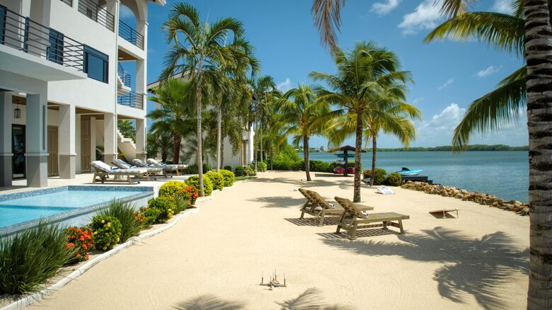 Villa Vaya Vista - 3 Story 4BR Waterfront Villa w/ Sunset Views - Maya Beach, Belize