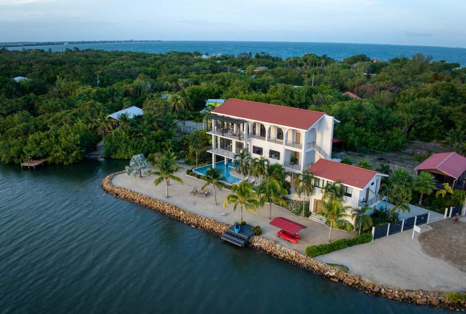 Villa Vaya Vista - 3 Story 4BR Waterfront Villa w/ Sunset Views - Maya Beach, Belize