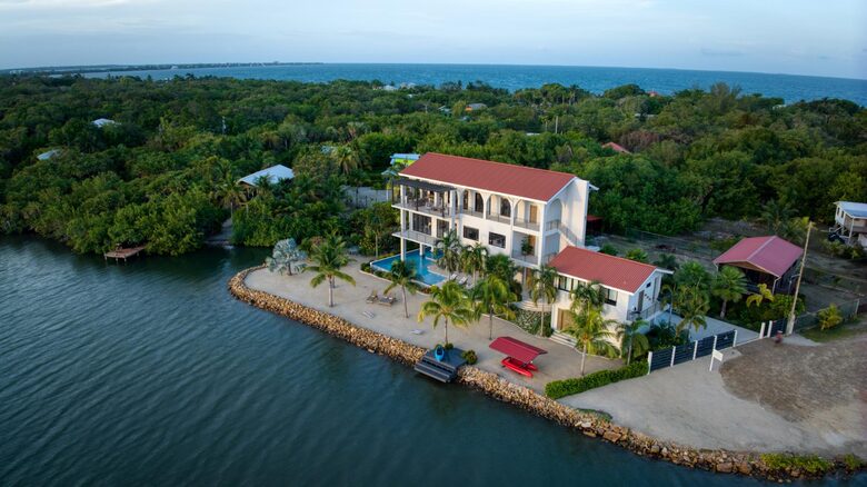 Villa Vaya Vista - 3 Story 4BR Waterfront Villa w/ Sunset Views - Maya Beach, Belize