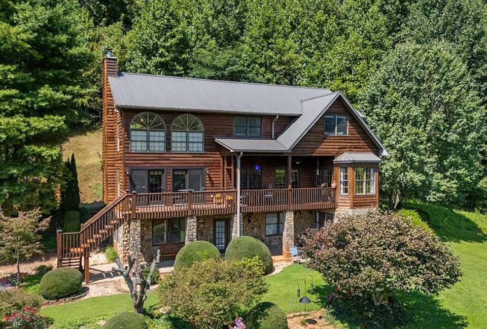 Rolling Pasture & Forest Escape in Franklin - Franklin, North Carolina