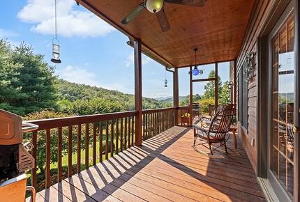 Rolling Pasture & Forest Escape in Franklin - Franklin, North Carolina