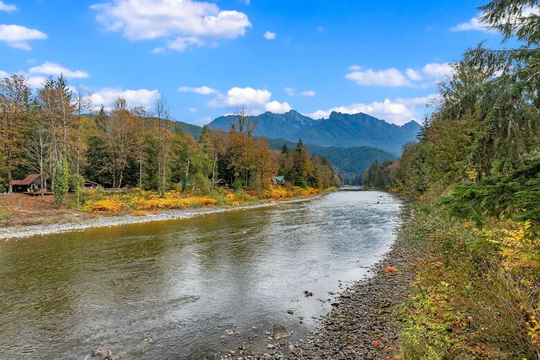 Cascade Mountain Wellness Retreat - Gold Bar, Washington